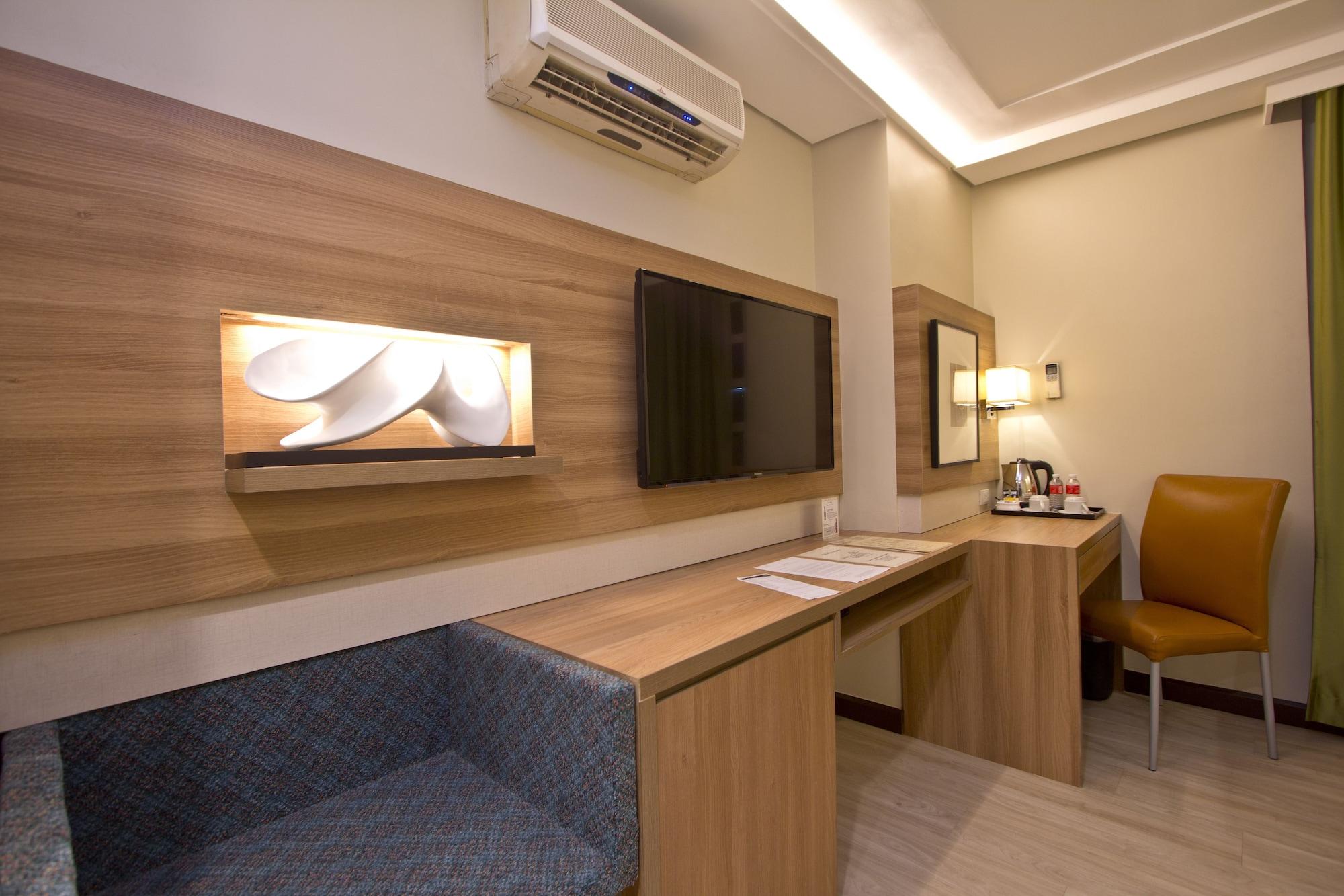 Crown Regency Makati Hotel 3*