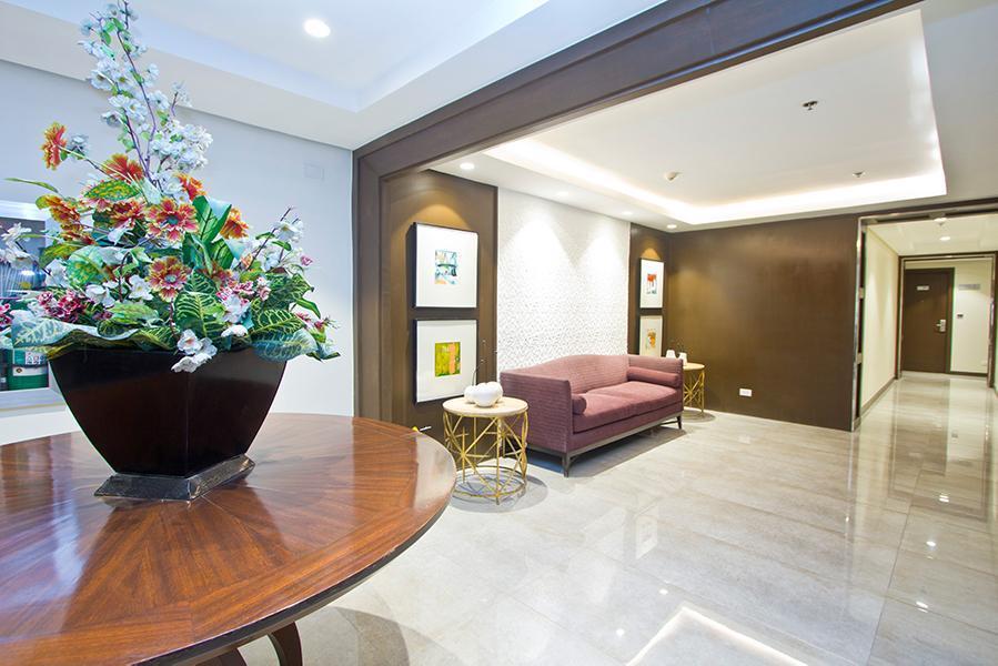 Crown Regency Makati 3*