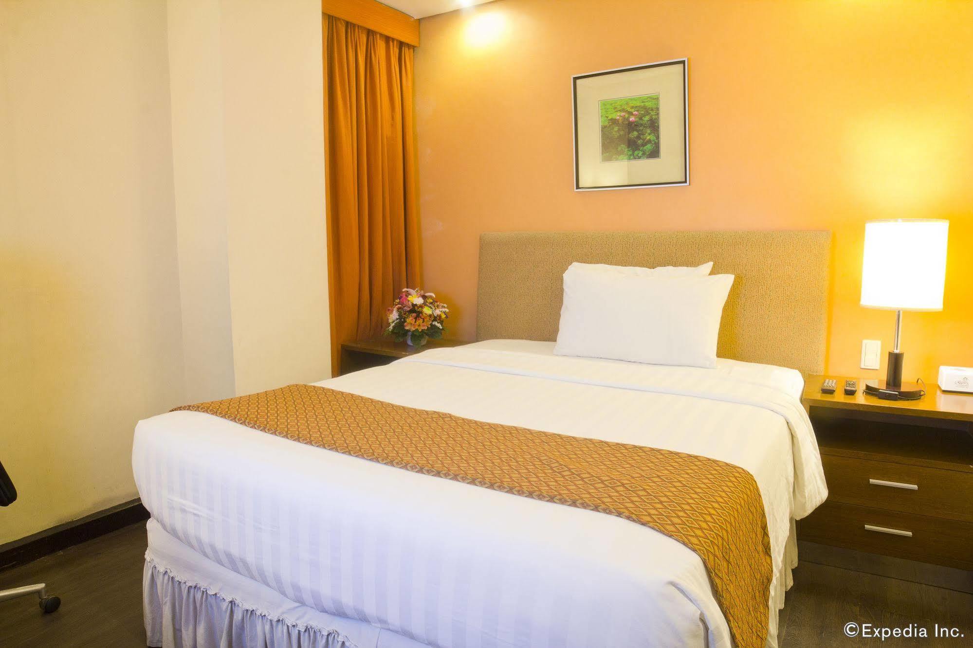 Crown Regency Makati Hotel 3*